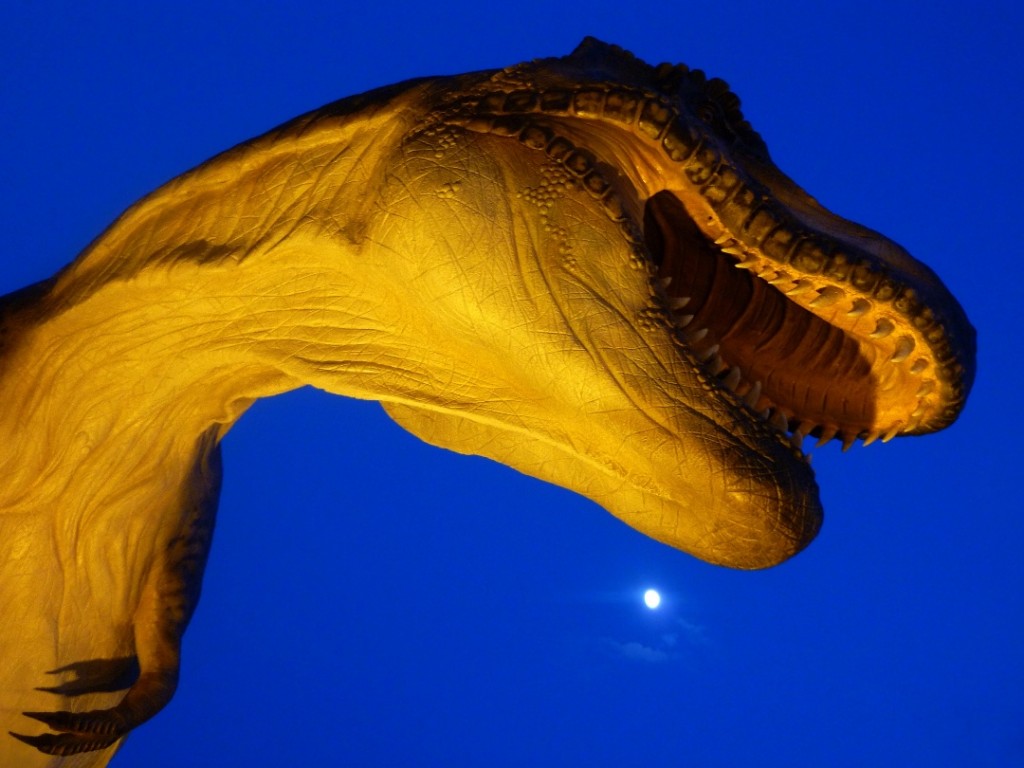 Tyrannosaurus al chiaro di luna
