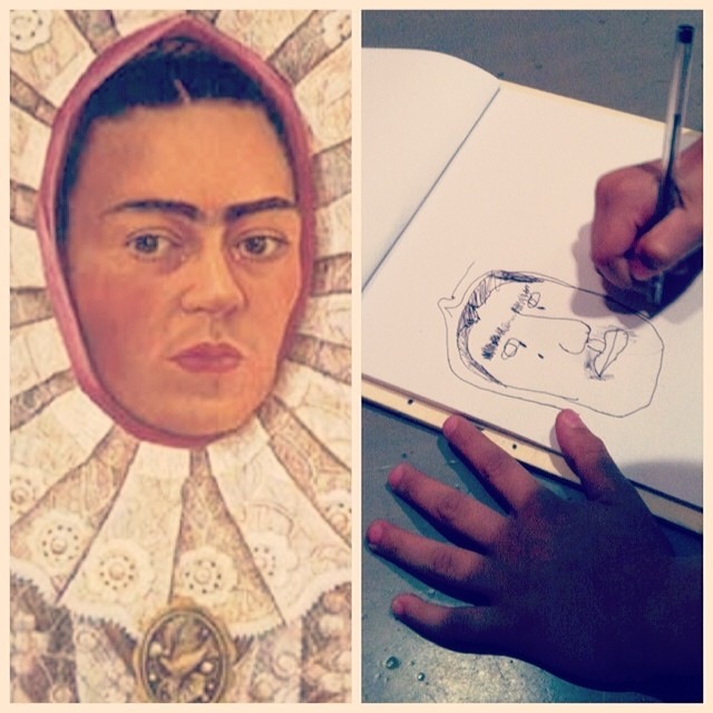 Ludovico disegna dal vivo un autoritratto di Frida